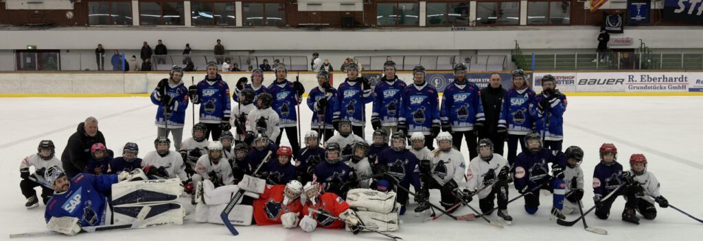Nachwuchs und erste Mannschaft gemeinsam auf dem Eis