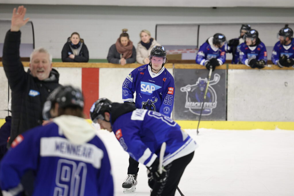 Spieler der Beach Devils trainieren gemeinsam mit dem Nachwuchs