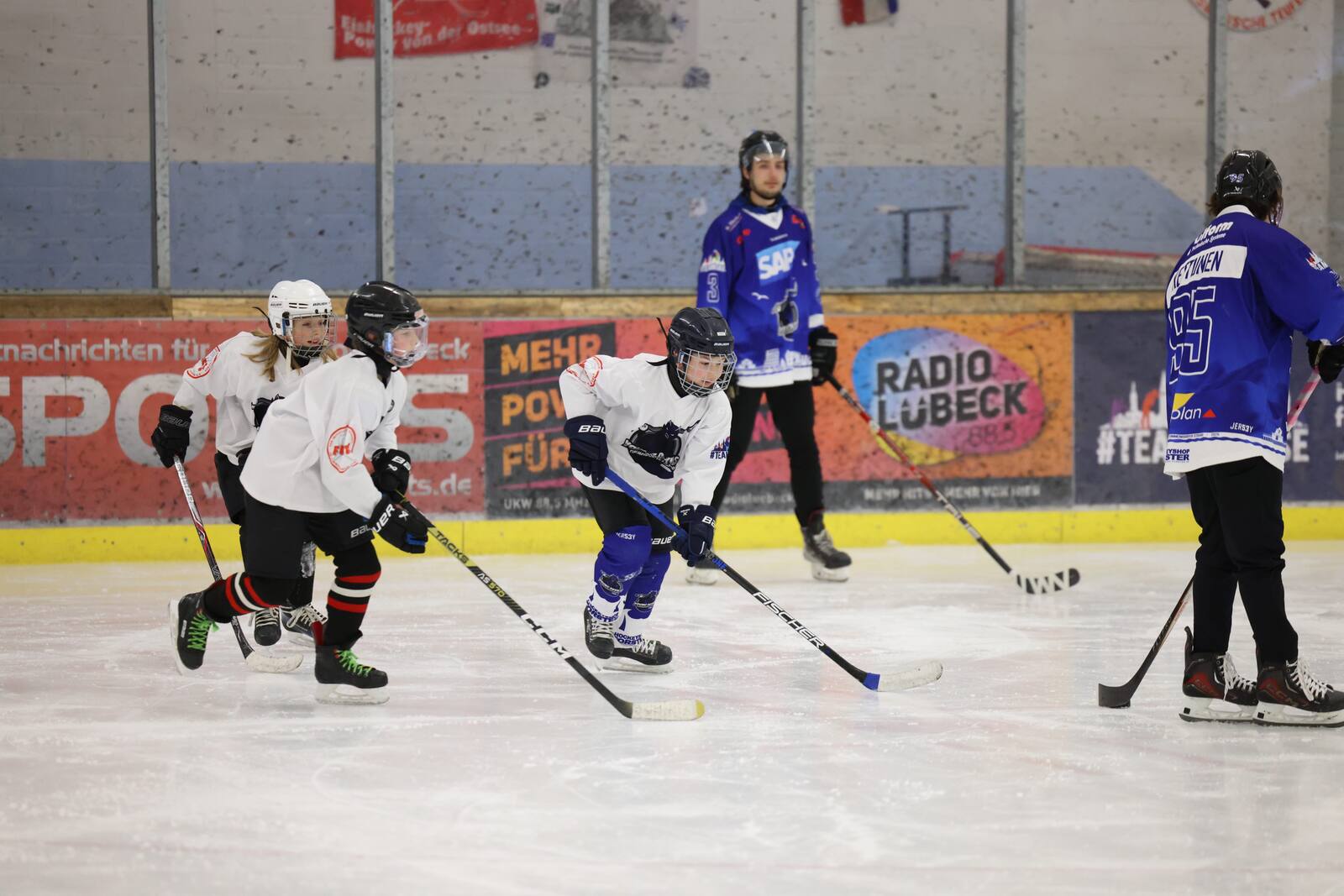 Young Devils beim gemeinsamen Training mit Spielern der Beach Devils